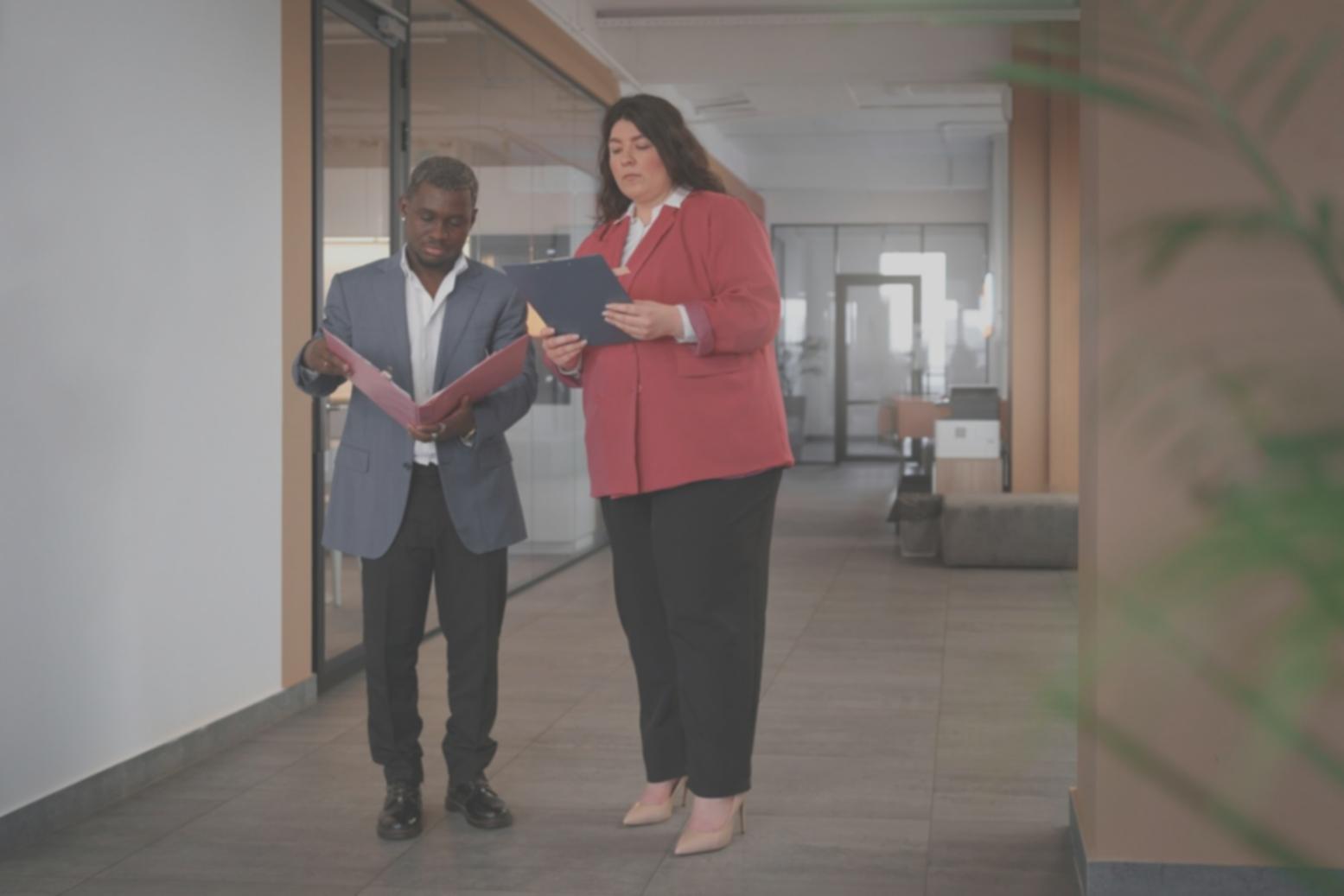 Moderne Büroumgebung mit Finanzteam bei der Analyse