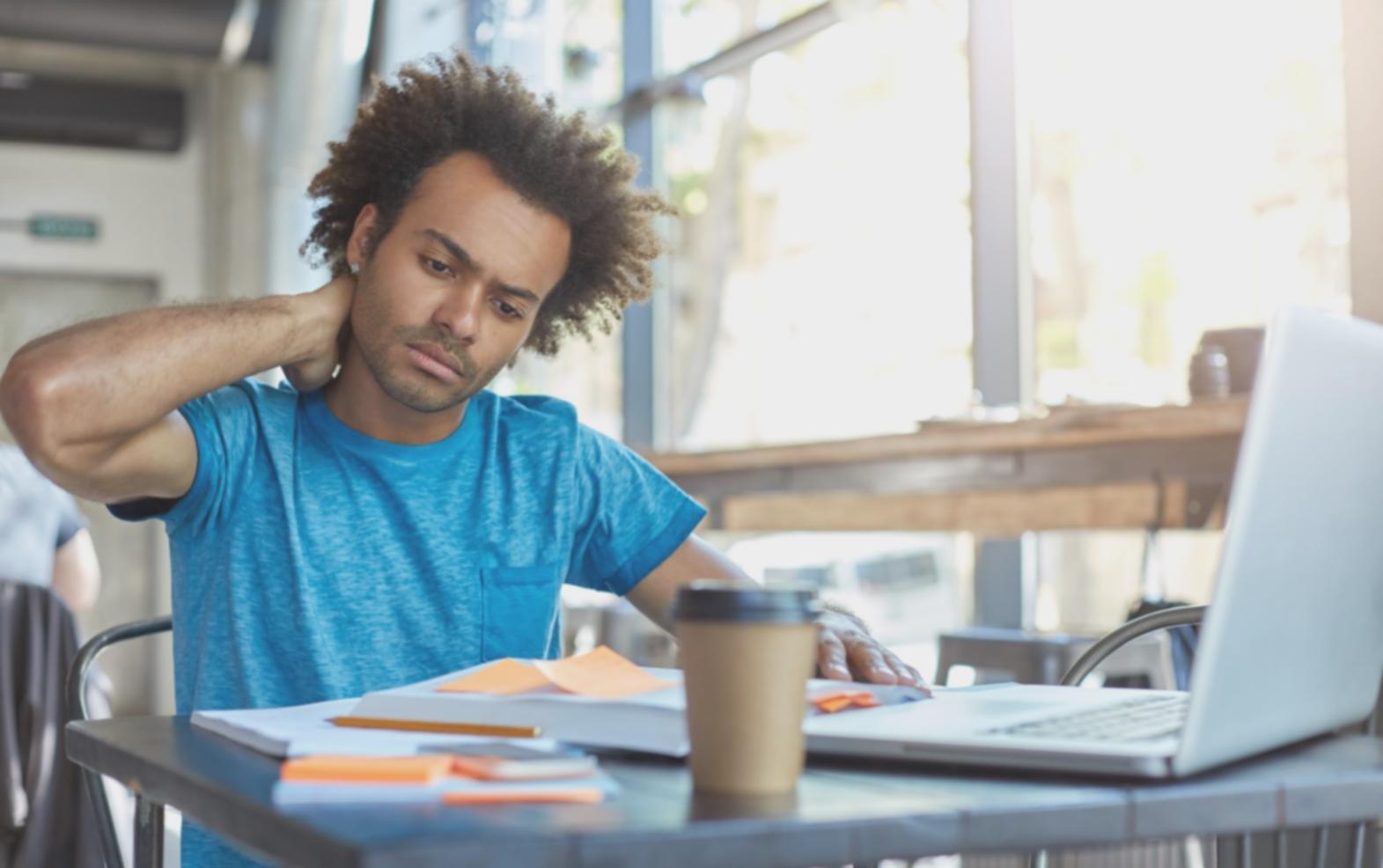 Teilnehmer während eines Workshops zur vergleichenden Unternehmensanalyse mit Dokumenten und Laptops