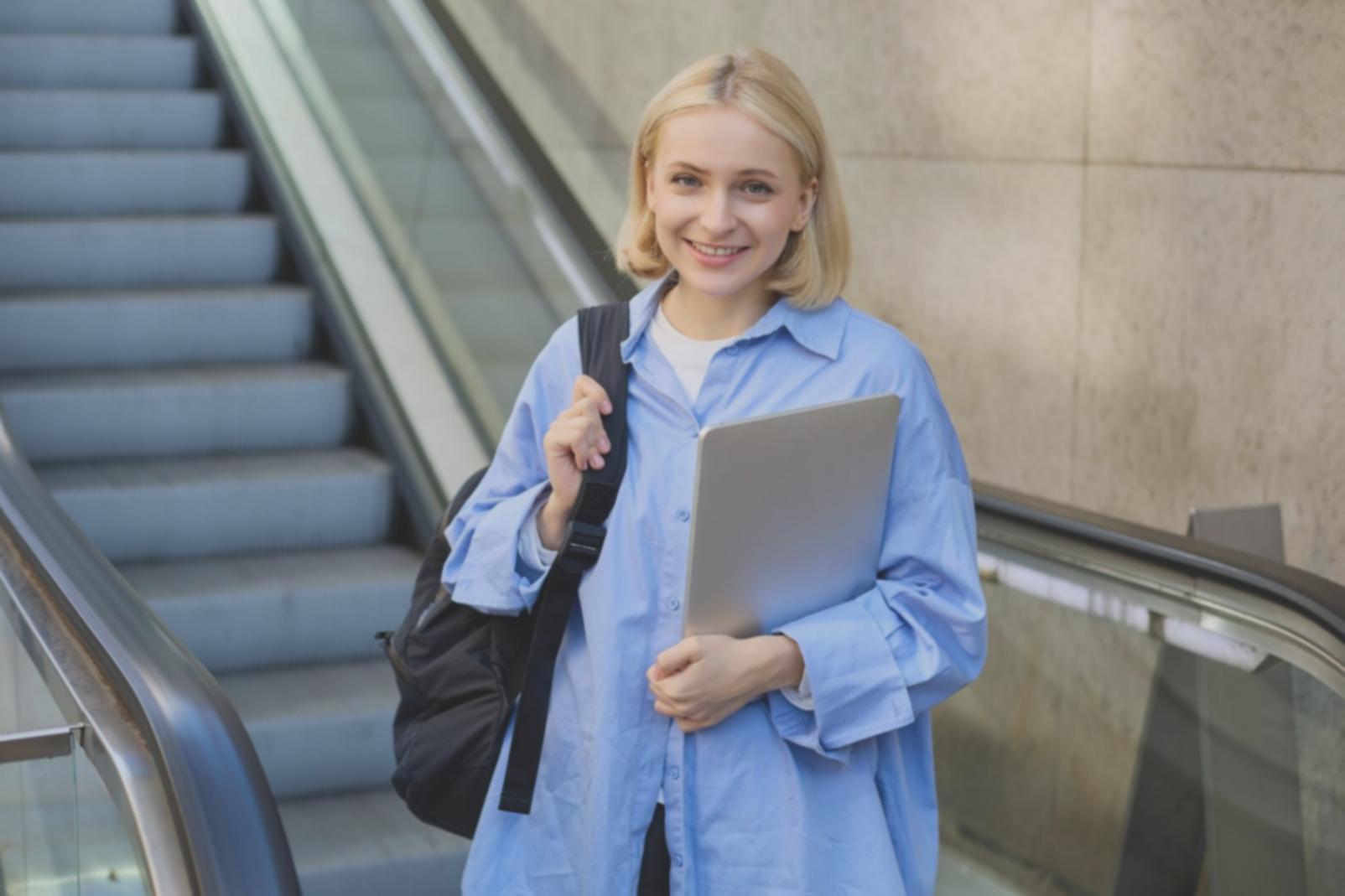 Geschäftsberichte und Finanzdokumente auf einem Schreibtisch