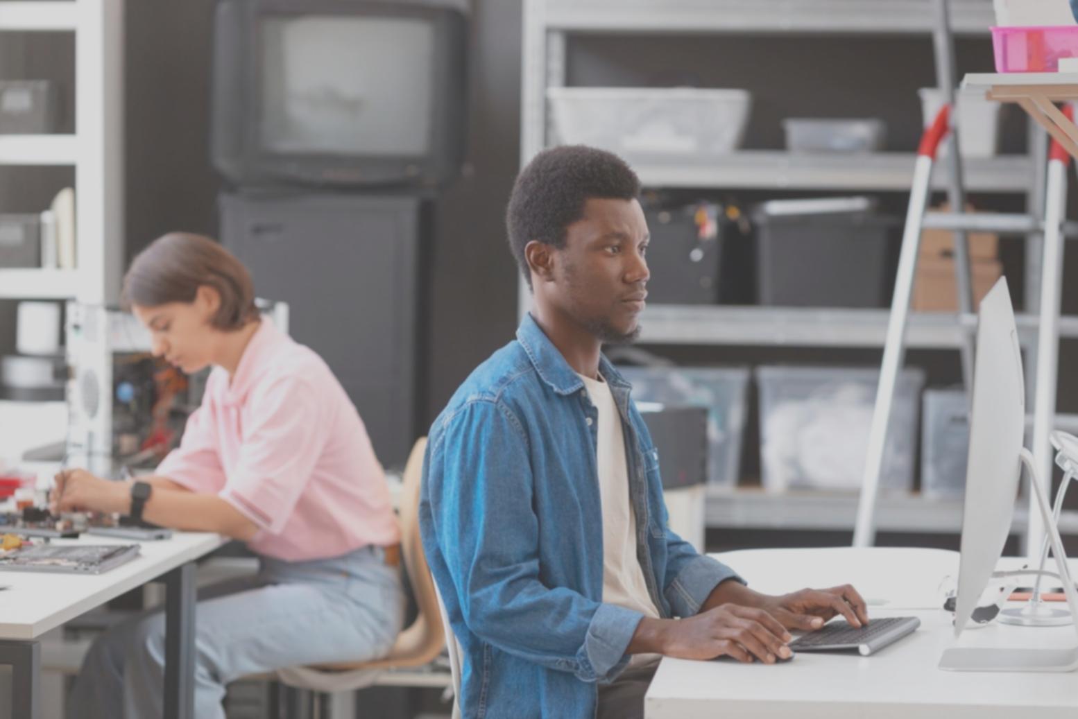 Finanzanalyst arbeitet mit Datenvisualisierungen und Kennzahlen