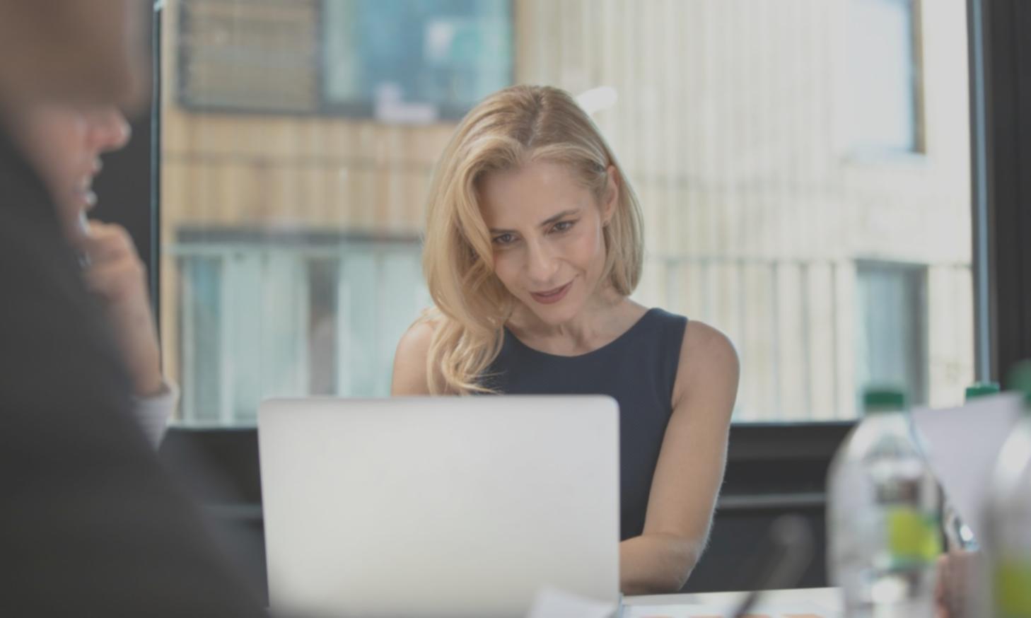 Teilnehmende bei der gemeinsamen Analyse von Finanzunterlagen während einer Lernsession